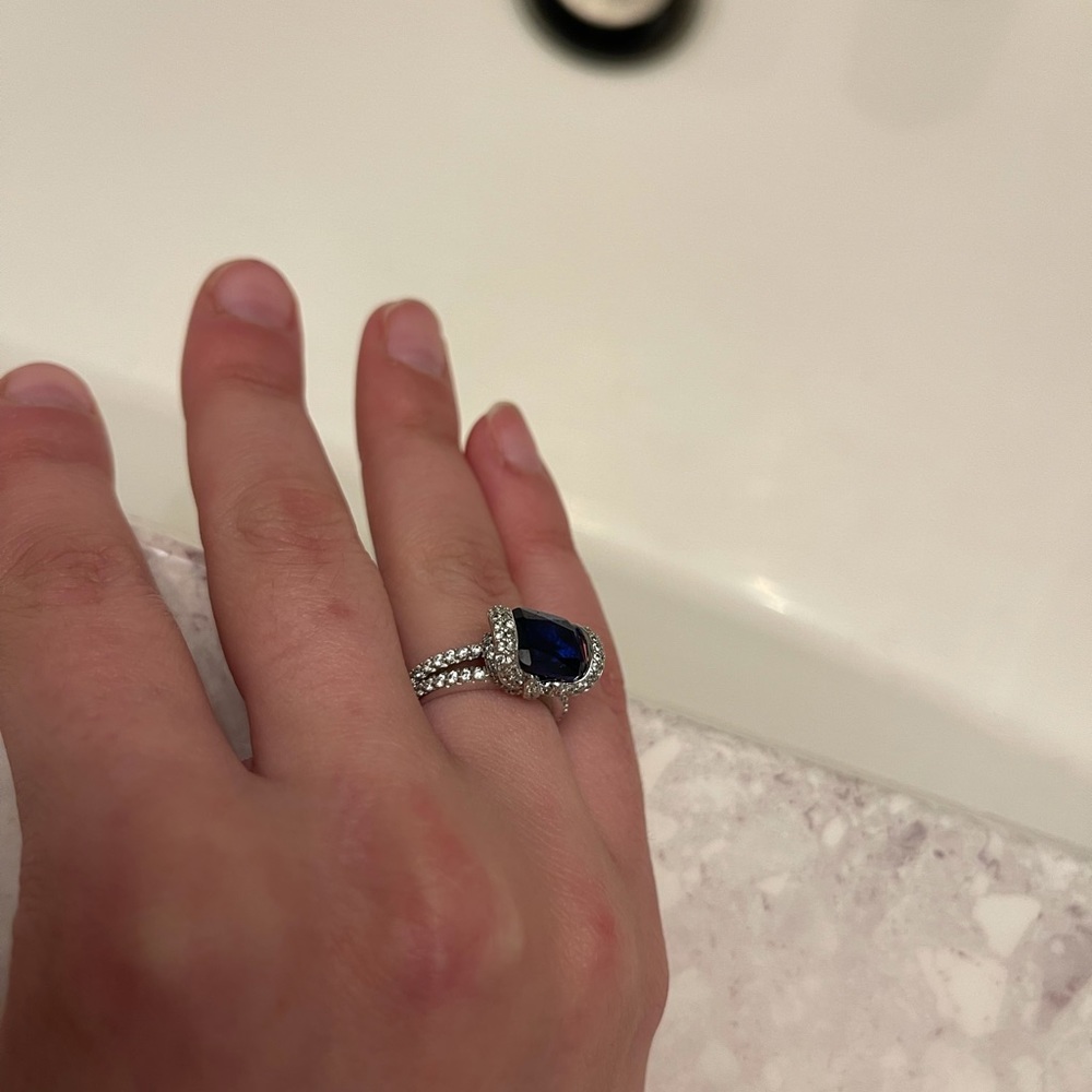 18 carat white gold Sapphire ring. Size 5